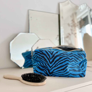 Rose in April - Vic Toiletry Bag: Zebrou Greek Blue