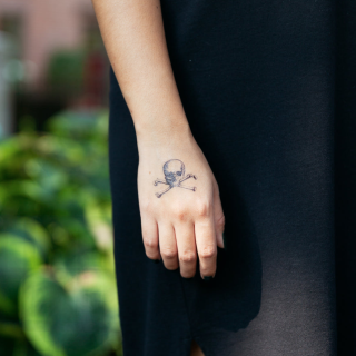Tattly Temporary Tattoos - Cartolina Skull 