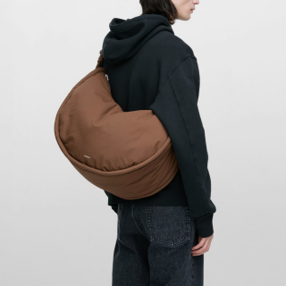 Sandqvist - CURVE Crossbody Round Large: Dark Taupe